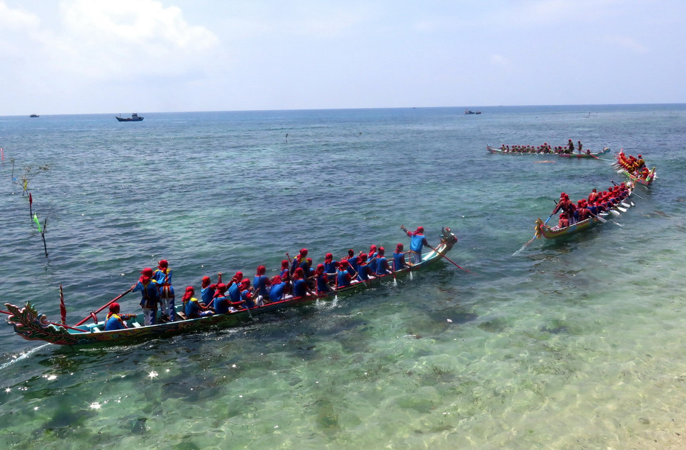 Đua thuyền, một hoạt động trong lễ khao lề thế. (Ảnh: Phước Ngọc/TTXVN)