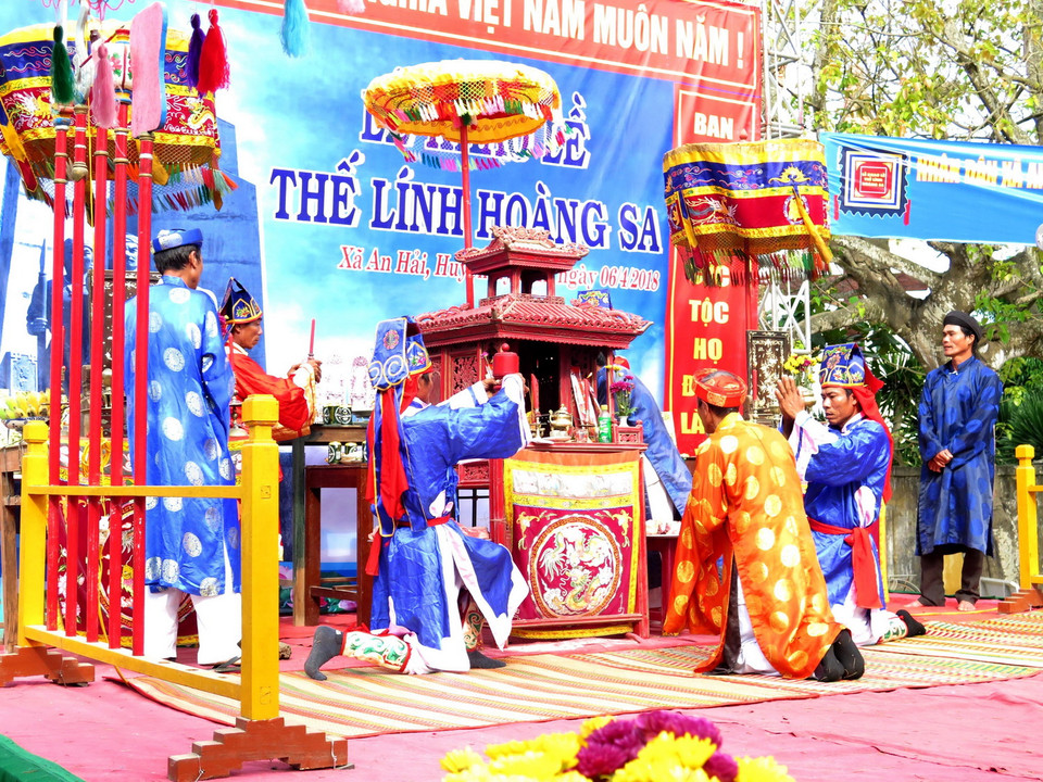 Sáng 6/4, tại đình làng An Hải, xã An Hải, huyện Lý Sơn (Quảng Ngãi), Ban Khánh tiết đình làng An Hải tổ chức Lễ Khao lề thế lính Hoàng Sa. (Ảnh: Phước Ngọc/TTXVN)