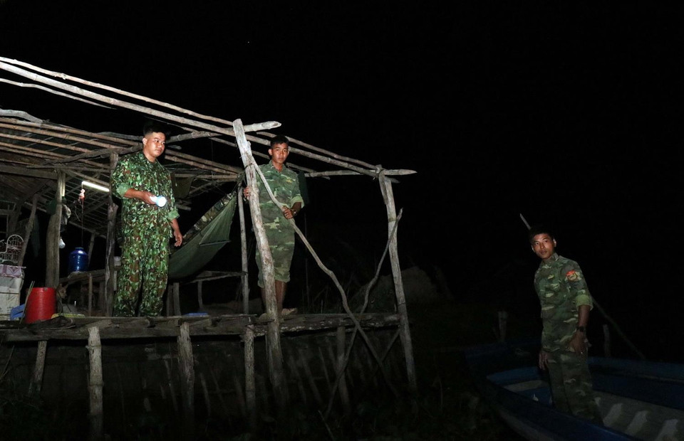 Chiến sỹ Trạm Kiểm soát biên phòng của Đồn Biên phòng Vĩnh Nguơn, An Giang tuần tra đêm trên sông. (Ảnh: Xuân Khu/TTXVN)