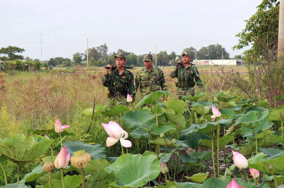 Chiến sỹ Trạm Kiểm soát Biên phòng Vĩnh Ngươn, An Giang tuần tra biên giới. (Ảnh: Xuân Khu/TTXVN)