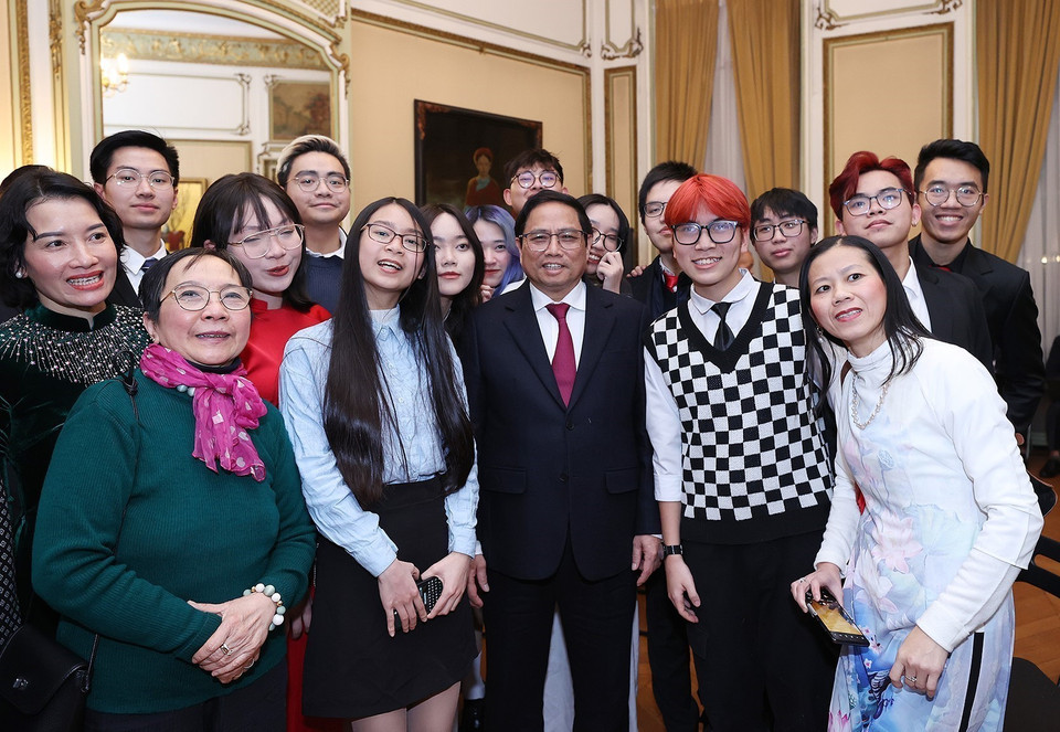 Thủ tướng Phạm Minh Chính chụp ảnh lưu niệm với đại diện cộng đồng người Việt Nam tại Vương quốc Bỉ. (Ảnh: Dương Giang/TTXVN)