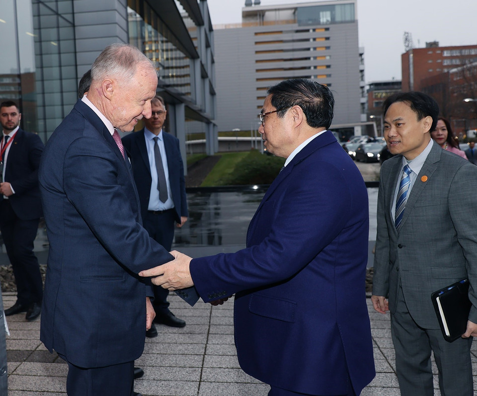 Thủ tướng Phạm Minh Chính thăm Công ty dược Gedeon Richter Plc. (Ảnh: Dương Giang/TTXVN)