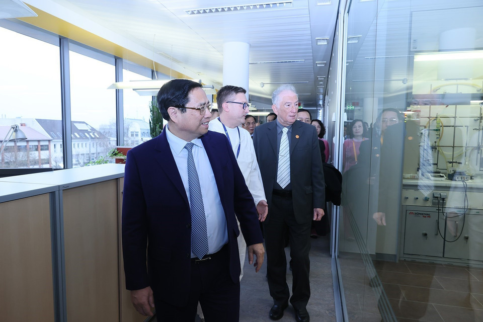 Thủ tướng Phạm Minh Chính thăm Công ty dược Gedeon Richter Plc. (Ảnh: Dương Giang/TTXVN)