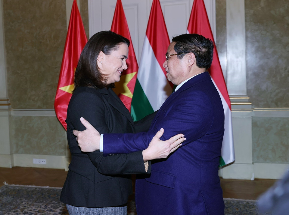 Thủ tướng Phạm Minh Chính đón Tổng thống Hungary Katalin Novák. (Ảnh: Dương Giang/TTXVN)
