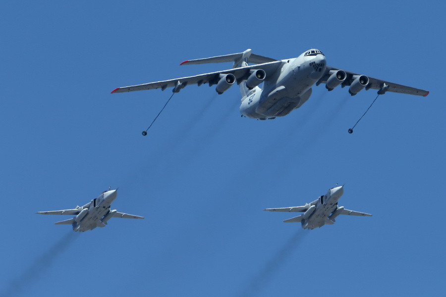 Máy bay tiếp dầu IL-78 và hai máy bay cường kích Su-24. (Nguồn: Bộ Quốc phòng Nga)