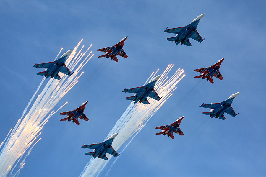 Các đội bay thuật lái 'Tráng sỹ Nga' và 'Chim én' với các máy bay Su-27 và MiG-29. (Nguồn: Bộ Quốc phòng Nga)