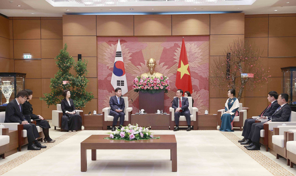 Chủ tịch Quốc hội Vương Đình Huệ và Phu nhân tiếp Chủ tịch Quốc hội Hàn Quốc Kim Jin-pyo và Phu nhân. (Ảnh: Doãn Tấn/TTXVN)