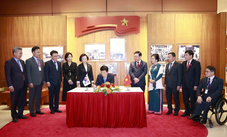 Chủ tịch Quốc hội Hàn Quốc Kim Jin-pyo ký Sổ vàng lưu niệm tại Phòng truyền thống của Quốc hội. (Ảnh: Doãn Tấn/TTXVN)