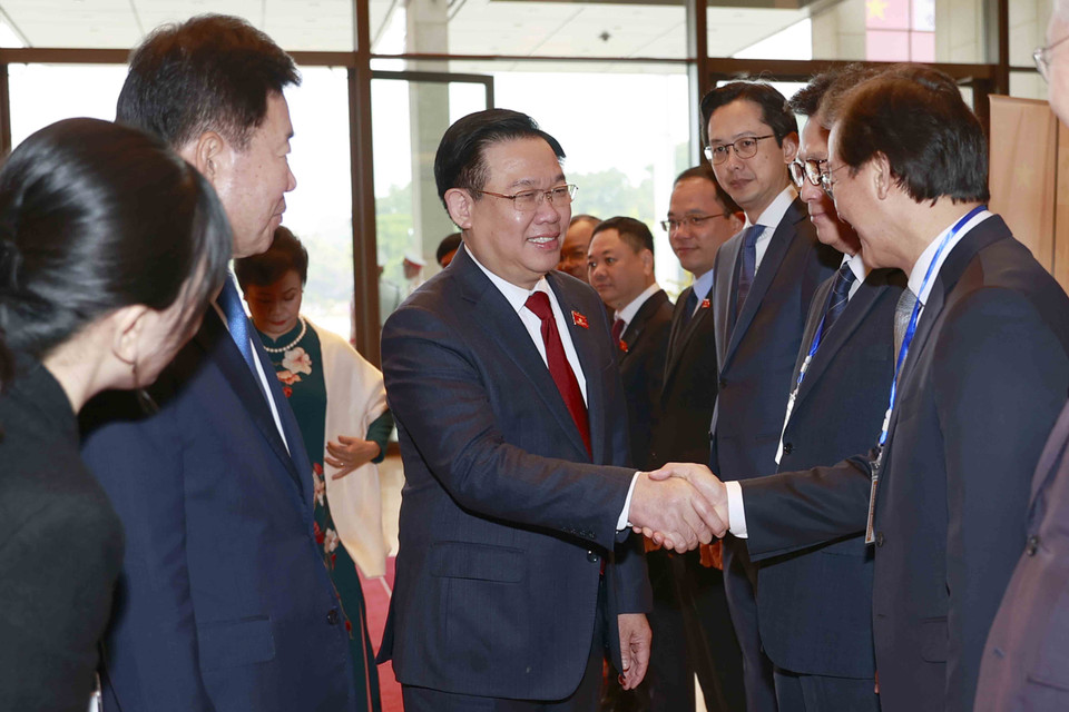 Chủ tịch Quốc hội Kim Jin-pyo giới thiệu các thành viên Đoàn đại biểu Quốc hội Hàn Quốc với Chủ tịch Quốc hội Vương Đình Huệ. (Ảnh: Doãn Tấn/TTXVN)