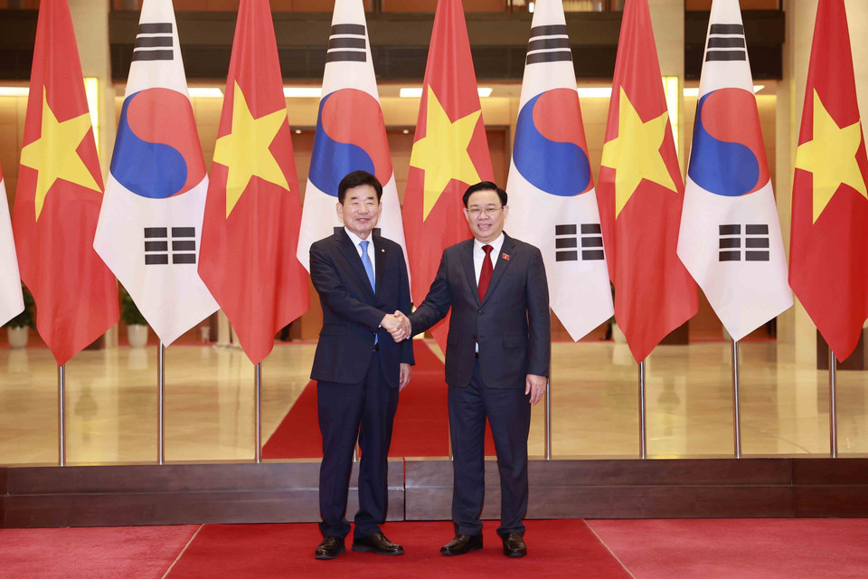 Chủ tịch Quốc hội Vương Đình Huệ và Chủ tịch Quốc hội Hàn Quốc Kim Jin-pyo chụp ảnh chung. (Ảnh: Doãn Tấn/TTXVN)