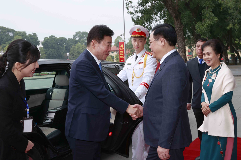 Chủ tịch Quốc hội Vương Đình Huệ và Phu nhân đón Chủ tịch Quốc hội Hàn Quốc Kim Jin-pyo và Phu nhân thăm chính thức Việt Nam. (Ảnh: Doãn Tấn/TTXVN)