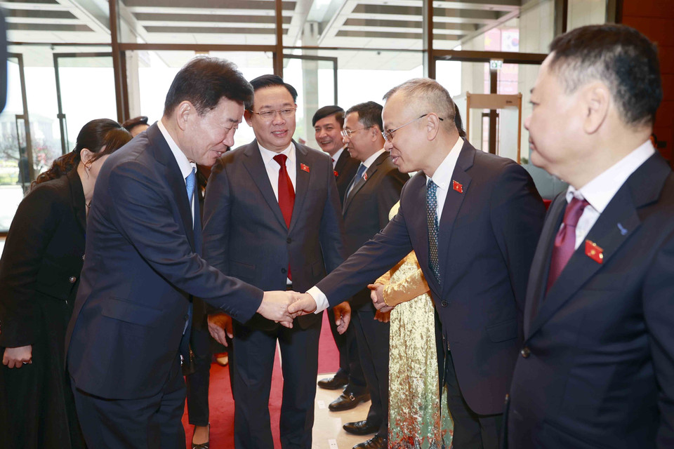 Chủ tịch Quốc hội Vương Đình Huệ giới thiệu các thành viên Đoàn đại biểu Quốc hội Việt Nam với Chủ tịch Quốc hội Hàn Quốc Kim Jin-pyo. (Ảnh: Doãn Tấn/TTXVN)