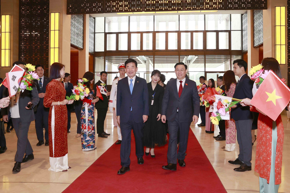 Chủ tịch Quốc hội Vương Đình Huệ đón Chủ tịch Quốc hội Hàn Quốc Kim Jin-pyo. (Ảnh: Doãn Tấn/TTXVN)