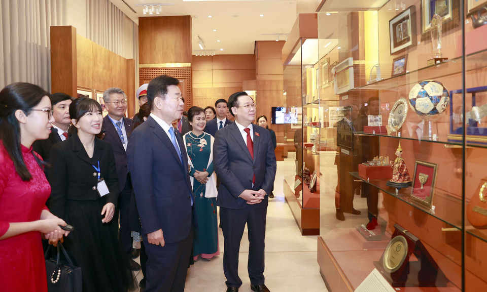 Chủ tịch Quốc hội Vương Đình Huệ và Chủ tịch Quốc hội Hàn Quốc Kim Jin-pyo tham quan Phòng truyền thống của Quốc hội. (Ảnh: Doãn Tấn/TTXVN)