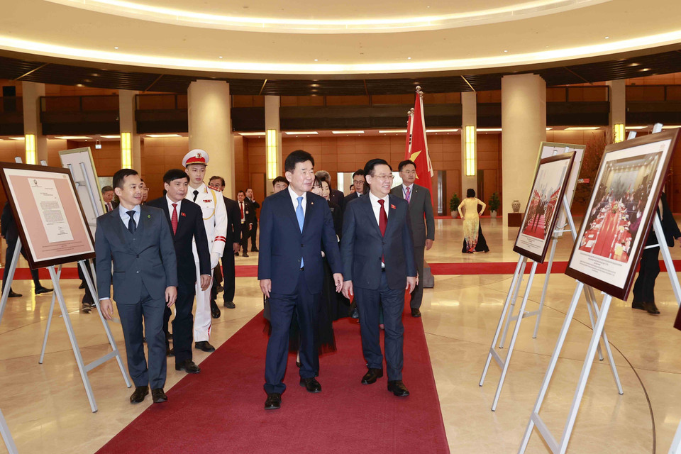 Chủ tịch Quốc hội Vương Đình Huệ và Chủ tịch Quốc hội Hàn Quốc Kim Jin-pyo tham quan trưng bày ảnh tại Nhà Quốc hội. (Ảnh: Doãn Tấn/TTXVN)