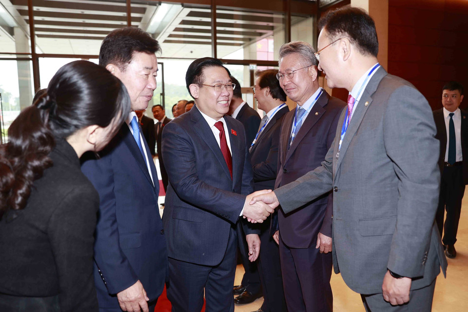 Chủ tịch Quốc hội Kim Jin-pyo giới thiệu các thành viên Đoàn đại biểu Quốc hội Hàn Quốc với Chủ tịch Quốc hội Vương Đình Huệ. (Ảnh: Doãn Tấn/TTXVN)