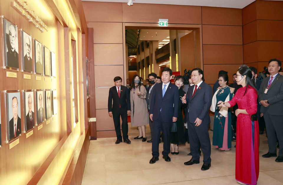 Chủ tịch Quốc hội Vương Đình Huệ và Chủ tịch Quốc hội Hàn Quốc Kim Jin-pyo tham quan Phòng truyền thống của Quốc hội. (Ảnh: Doãn Tấn/TTXVN)