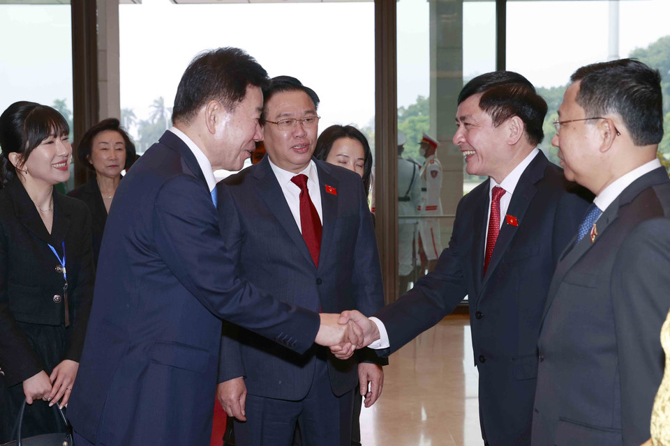 Chủ tịch Quốc hội Vương Đình Huệ giới thiệu các thành viên Đoàn đại biểu Quốc hội Việt Nam với Chủ tịch Quốc hội Hàn Quốc Kim Jin-pyo. (Ảnh: Doãn Tấn/TTXVN)