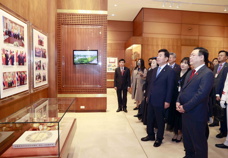 Chủ tịch Quốc hội Vương Đình Huệ và Chủ tịch Quốc hội Hàn Quốc Kim Jin-pyo tham quan Phòng truyền thống của Quốc hội. (Ảnh: Doãn Tấn/TTXVN)
