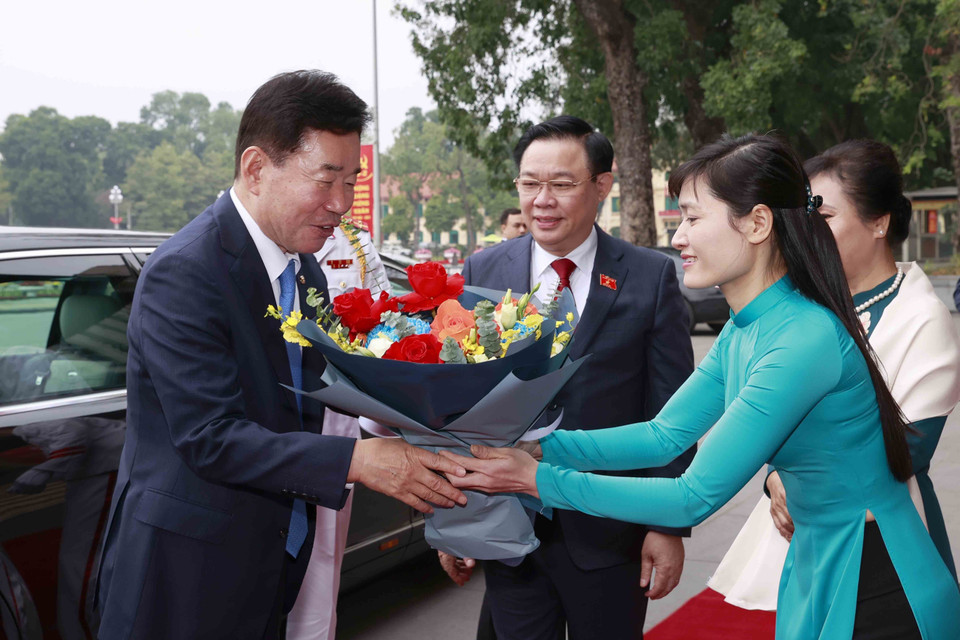 Lễ đón Chủ tịch Quốc hội Hàn Quốc Kim Jin-pyo và Phu nhân thăm chính thức Việt Nam. (Ảnh: Doãn Tấn/TTXVN)