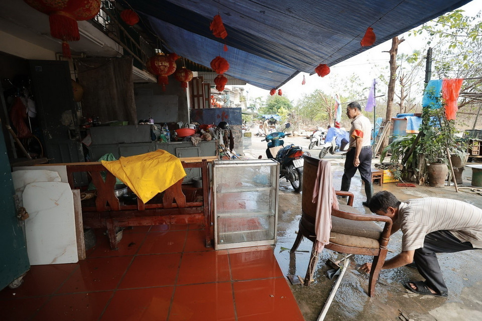 Người dân phường Phúc Tân, quận Hoàn Kiếm dọn dẹp vệ sinh nhà cửa sau khi nước rút. (Ảnh: Minh Quyết/TTXVN)