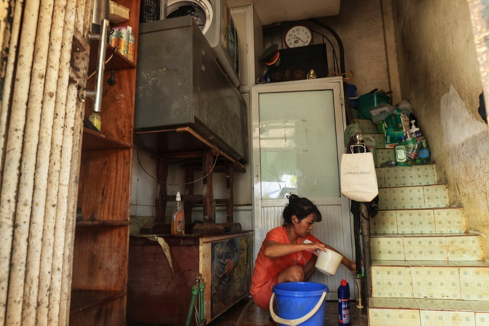 Người dân dọn dẹp nhà cửa, lau dọn đồ đạc. (Ảnh: Tuấn Anh/TTXVN)