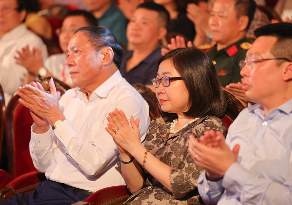 Phó Tổng Giám đốc Thông tấn xã Việt Nam Đoàn Thị Tuyết Nhung cùng các đại biểu dự chương trình. (Ảnh: Thanh Tùng/TTXVN)