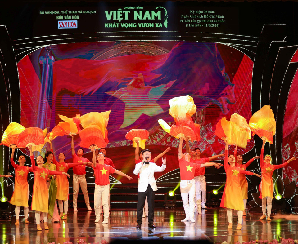Với 3 phần: Người đi tìm hình của nước, Lời kêu gọi ái quốc, Kiến thiết và xây dựng Tổ quốc, chương trình nghệ thuật Việt Nam - Khát vọng vươn xa đã tạo nên một không gian nghệ thuật với nhiều cung bậc cảm xúc. (Ảnh: Thanh Tùng/TTXVN)