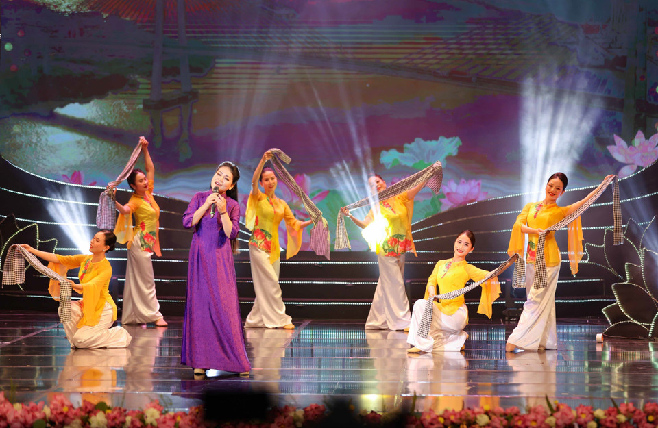 “Việt Nam-Khát vọng vươn xa” là chương trình nghệ thuật mang ý nghĩa chính trị sâu sắc. Dòng chảy âm nhạc sâu lắng bồi đắp cho các thế hệ người dân Việt Nam, đặc biệt là thế hệ trẻ về lòng yêu nước, tinh thần đại đoàn kết toàn dân tộc, khơi dậy khát vọng và tinh thần cống hiến, góp phần tạo nên những phát triển đột phá trong công cuộc xây dựng, đổi mới đất nước, hội nhập quốc tế sâu rộng. (Ảnh: Thanh Tùng/TTXVN)