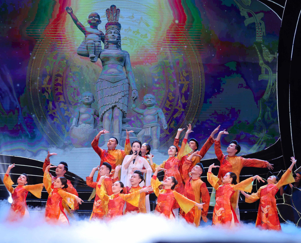 Qua chương trình, chúng ta cùng nhìn lại dấu mốc lịch sử 76 năm về trước và sự thay đổi của đất nước hôm nay, để khơi dậy niềm tự hào, lòng tự tôn dân tộc, ý chí tự lực tự cường, thi đua xây dựng đất nước ngày càng vững mạnh. (Ảnh: Thanh Tùng/TTXVN)