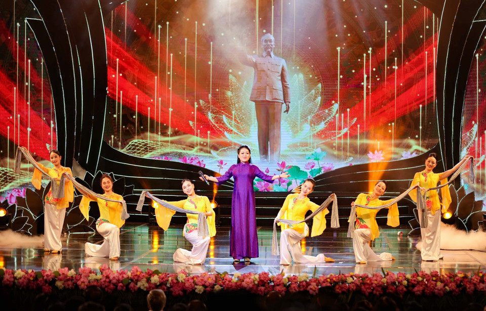 Những bài hát, giai điệu đi cùng năm tháng được các nghệ sỹ nổi tiếng thể hiện. (Ảnh: Thanh Tùng/TTXVN)