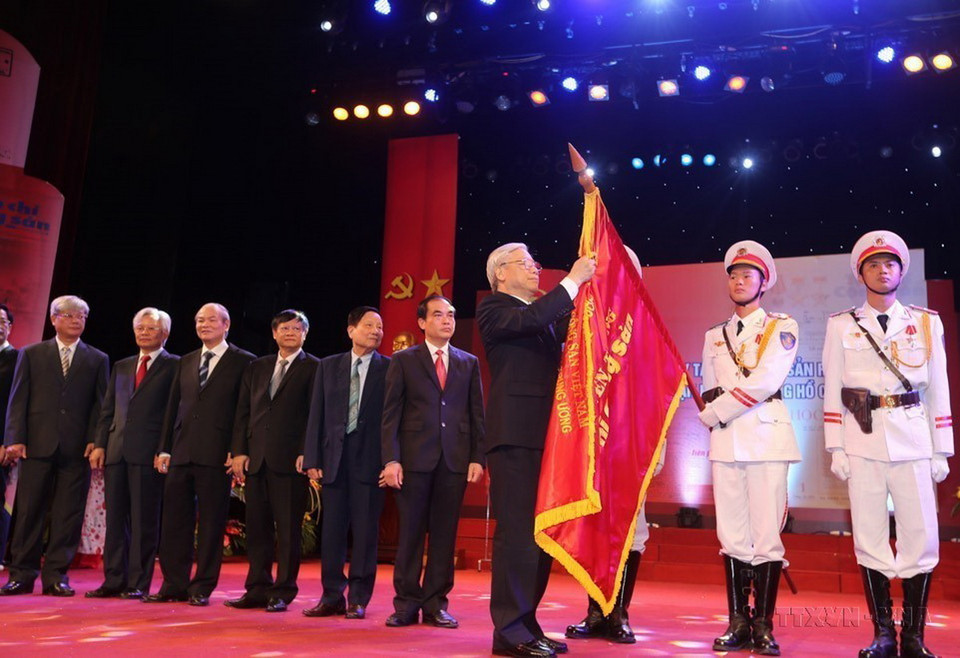 Tổng Bí thư Nguyễn Phú Trọng trao Huân chương Hồ Chí Minh cho Tạp chí Cộng sản tại Lễ kỷ niệm 85 năm ngày ra số báo đầu và đón nhận Huân chương Hồ Chí Minh lần thứ hai (Hà Nội, 4/8/2015). (Ảnh: Trí Dũng/TTXVN)