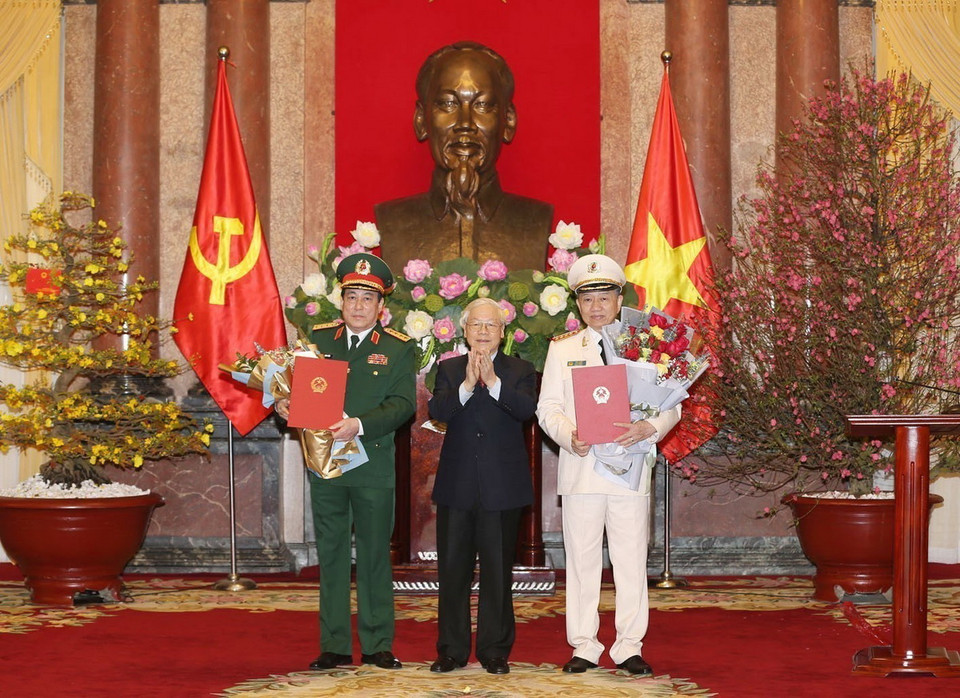 Sáng 29/1/2019, tại Phủ Chủ tịch, Tổng Bí thư, Chủ tịch nước Nguyễn Phú Trọng trao Quyết định phong quân hàm Đại tướng cho đồng chí Tô Lâm, Ủy viên Bộ Chính trị, Bộ trưởng Bộ Công an và đồng chí Lương Cường, Bí thư Trung ương Đảng, Chủ nhiệm Tổng cục chính trị Quân đội nhân dân Việt Nam. (Ảnh: Trí Dũng/TTXVN)