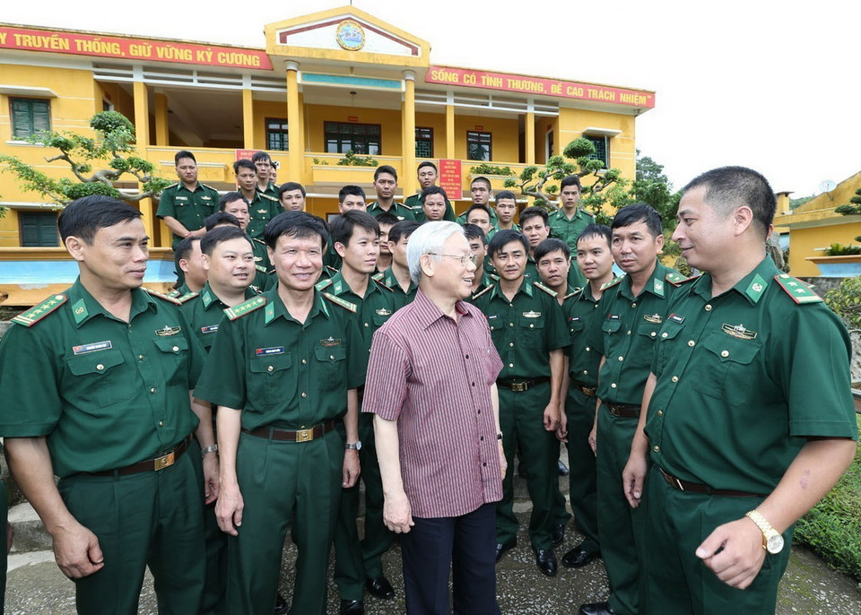 Tổng Bí thư Nguyễn Phú Trọng với cán bộ, chiến sỹ Đồn biên phòng Cửa khẩu quốc tế Tây Trang (Điện Biên), sáng 16/7/2016. (Ảnh: Trí Dũng/TTXVN)