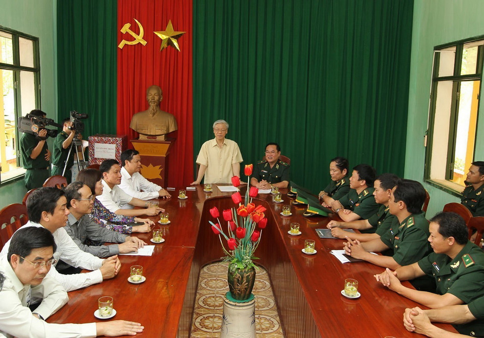 Tổng Bí thư Nguyễn Phú Trọng đến thăm, làm viêc với Đồn Biên phòng 489 - Bộ đội Biên phòng tỉnh Thanh Hóa (3/9/2011). (Ảnh: Trí Dũng/TTXVN)