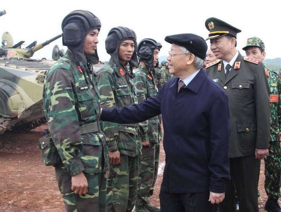 Tổng Bí thư Nguyễn Phú Trọng đến thăm, kiểm tra công tác huấn luyện, sẵn sàng chiến đấu của một số đơn vị tại Trường bắn Quốc gia khu vực 1, ngày 19/11/2017. (Ảnh: TTXVN phát)
