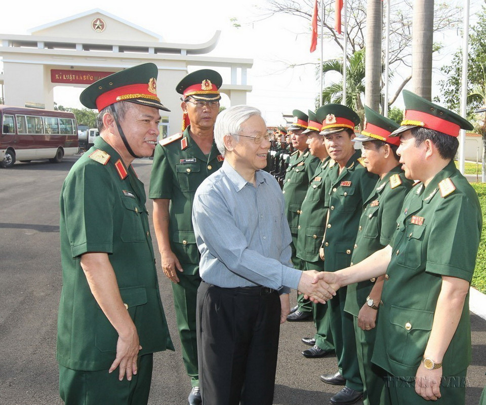 Tổng Bí thư Nguyễn Phú Trọng với cán bộ, chiến sỹ Binh đoàn 16, Bộ Quốc phòng (Bình Phước, 14/4/2013). (Ảnh: Trí Dũng/TTXVN)