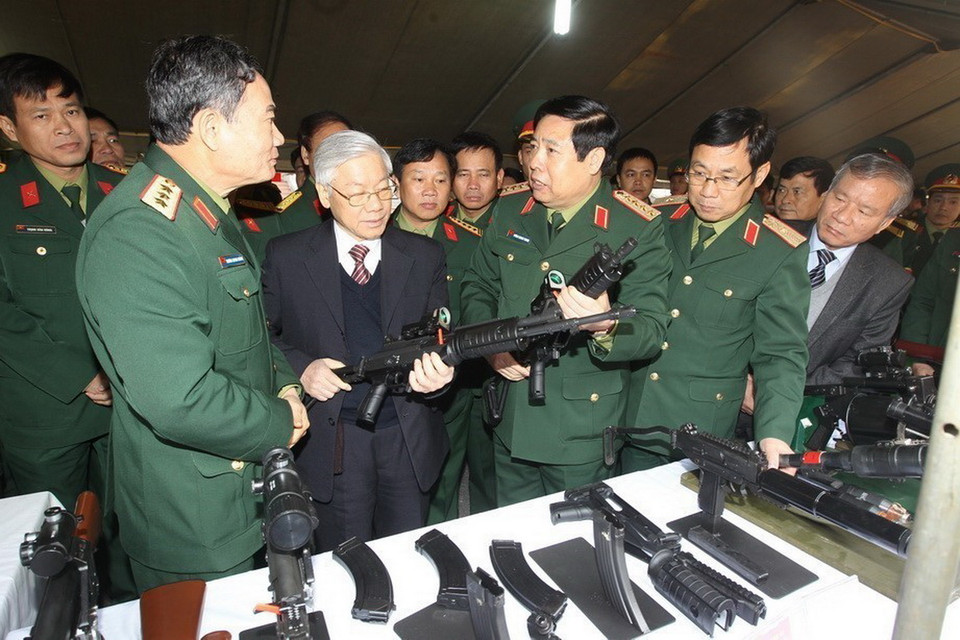 Tổng Bí thư Nguyễn Phú Trọng tham quan gian trưng bày sản phẩm khoa học, công nghệ quốc phòng tại Hội nghị tổng kết công tác Quân sự, Quốc phòng năm 2013 (Hà Nội, 28/12/2013). (Ảnh: Trọng Đức/TTXVN)