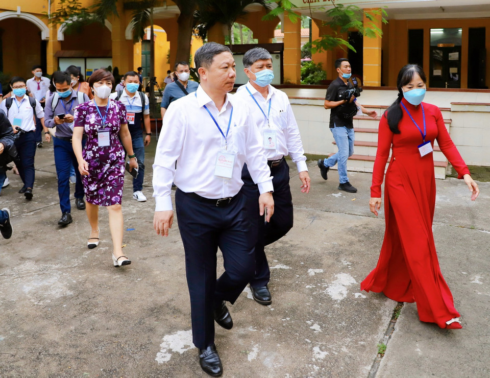  Phó Chủ tịch Ủy ban Nhân dân Thành phố Hồ Chí Minh Dương Anh Đức (giữa) kiểm tra công tác tổ chức thi tại điểm thi Trường Trung học Phổ thông Trưng Vương, quận 1. (Ảnh: Hồng Giang/TTXVN)