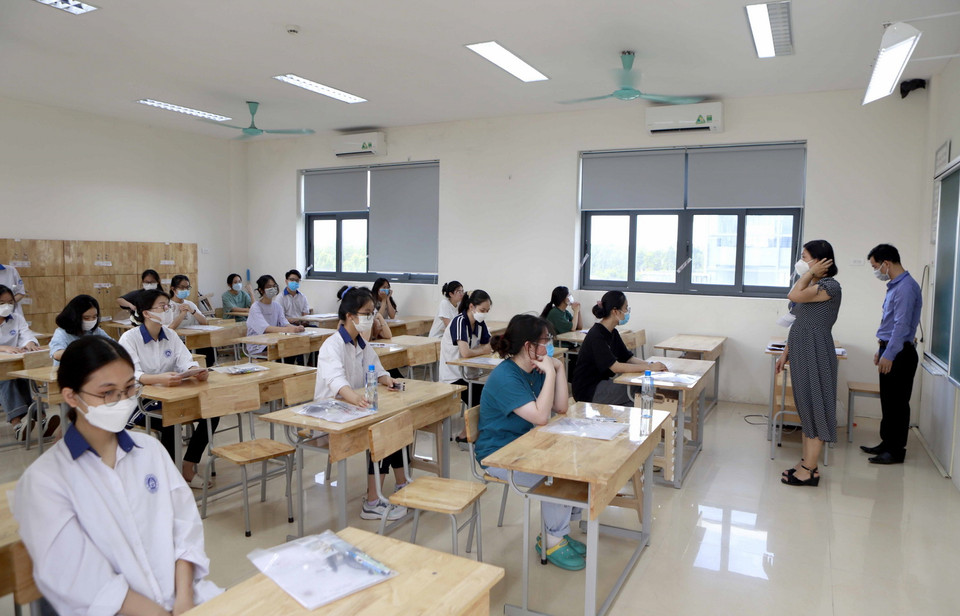  Các thí sinh tại điểm thi Trường THPT chuyên Vĩnh Phúc, thành phố Vĩnh Yên, tỉnh Vĩnh Phúc. (Ảnh: Hoàng Hùng/TTXVN)