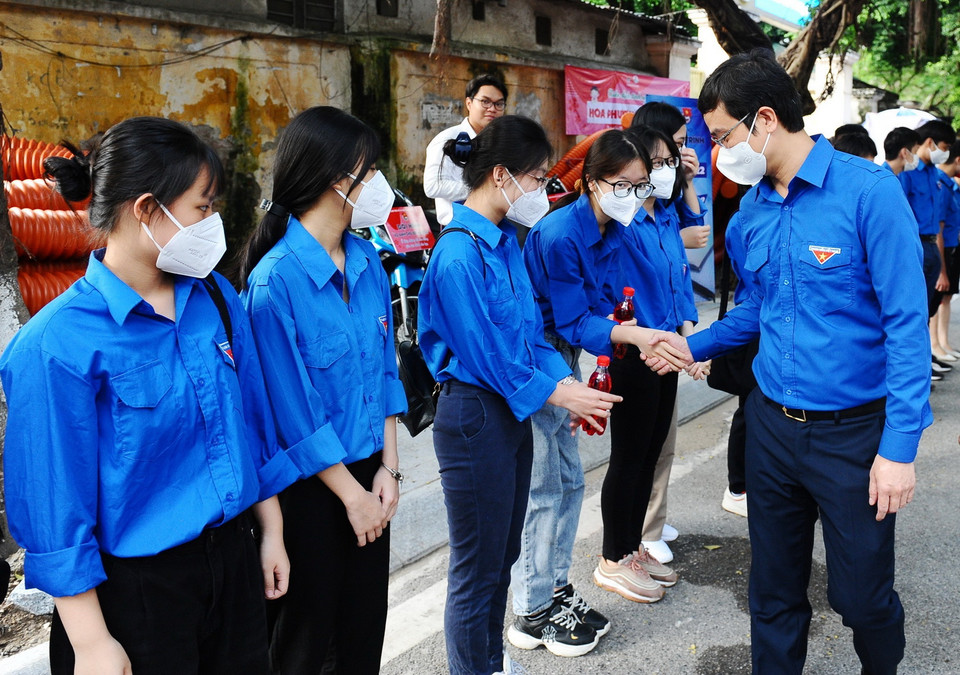  Bí thư Thường trực Trung ương Đoàn Bùi Quang Huy thăm hỏi và tặng quà cho tình nguyện viên tại điểm thi trường THPT Phạm Hồng Thái, phường Cống Vị, quận Ba Đình, thành phố Hà Nội. (Ảnh: Minh Đức/TTXVN)