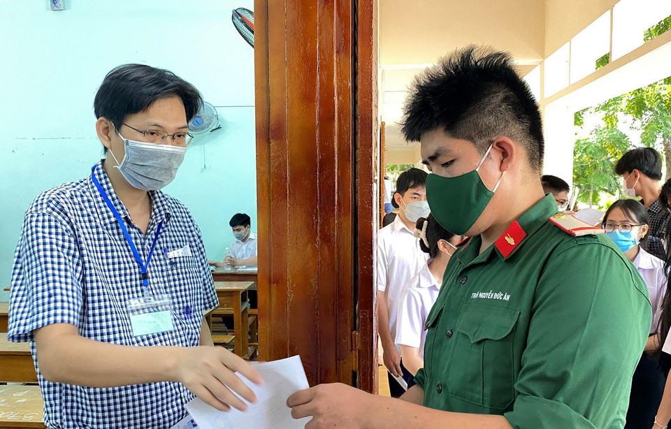  Thí sinh Trần Nguyễn Đức Ân, chiến stx Đại đội Thiết giáp 74 thuộc Bộ Chỉ huy Quân sự tỉnh Bình Định là 1 trong gần 400 thí sinh tự do tại Bình Định tham gia kỳ thi tốt nghiệp THPT năm 2022. (Ảnh: Văn Dũng/TTXVN)