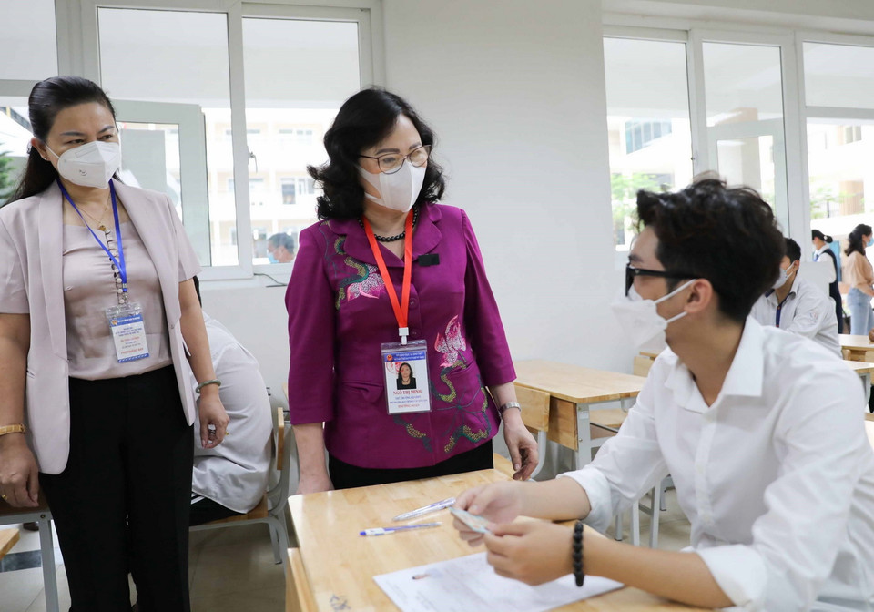 Thứ trưởng Bộ Giáo dục và Đào tạo Ngô Thị Minh động viên thí sinh dự thi tại điểm thi trường THPT Mỹ Đình, quận Nam Từ Liêm, Hà Nội. (Ảnh: Thanh Tùng/TTXVN)