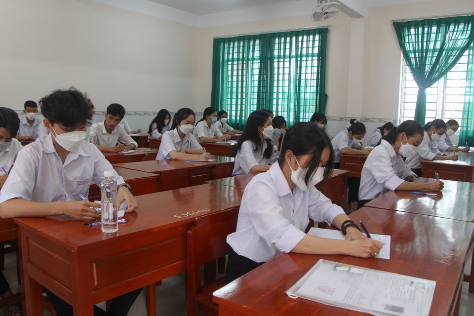  Thí sinh điểm thi trường THPT Vị Thanh, thành phố Vị Thanh, tỉnh Hậu Giang thi môn Ngữ văn. (Ảnh: Hồng Thái/TTXVN)