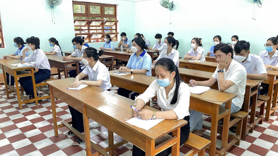  Các thí sinh tại điểm thi trường Quốc học Quy Nhơn, tỉnh Bình Định chuẩn bị làm bài thi môn Ngữ văn. (Ảnh: Tường Quân/TTXVN)