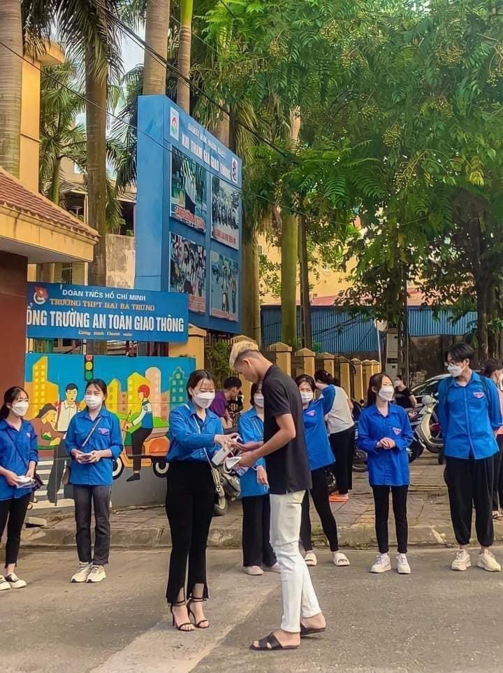 Lực lượng thanh niên tình nguyện tỉnh Vĩnh Phúc hỗ trợ thí sinh ở điểm thi trường THPT Hai Bà Trưng, thành phố Phúc Yên. (Ảnh: TTXVN phát)