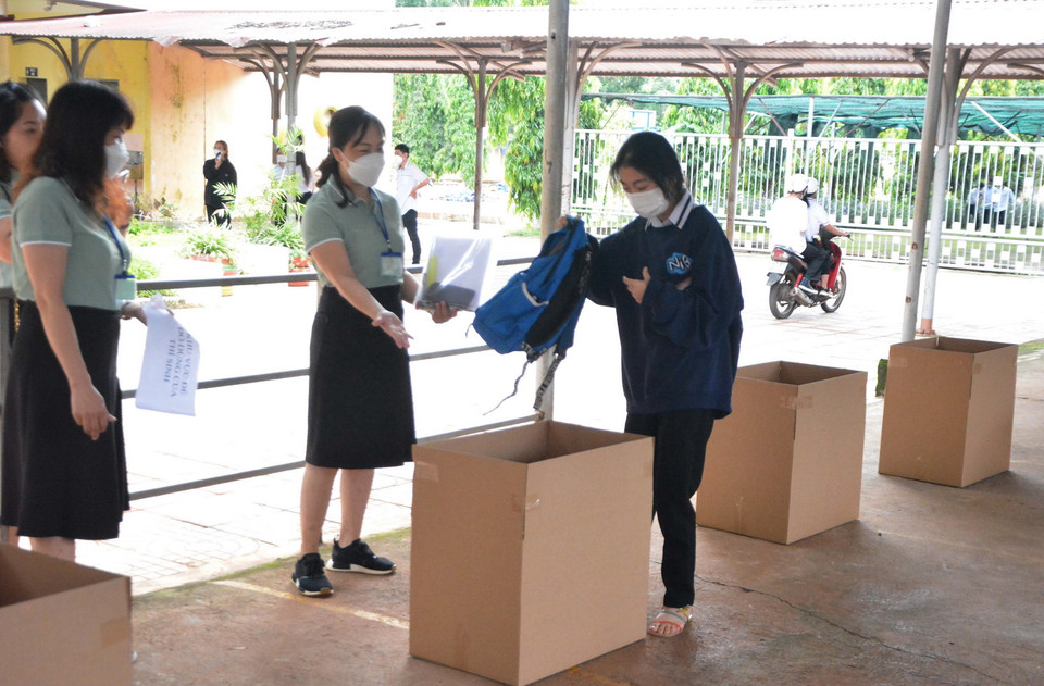  Khu vực để tư trang của thí sinh tại Điểm thi Trường THPT Lê Qúy Đôn, thành phố Buôn Ma Thuột, tỉnh Đắk Lắk được bố trí cách xa các phòng thi. (Ảnh: Tuấn Anh/TTXVN)