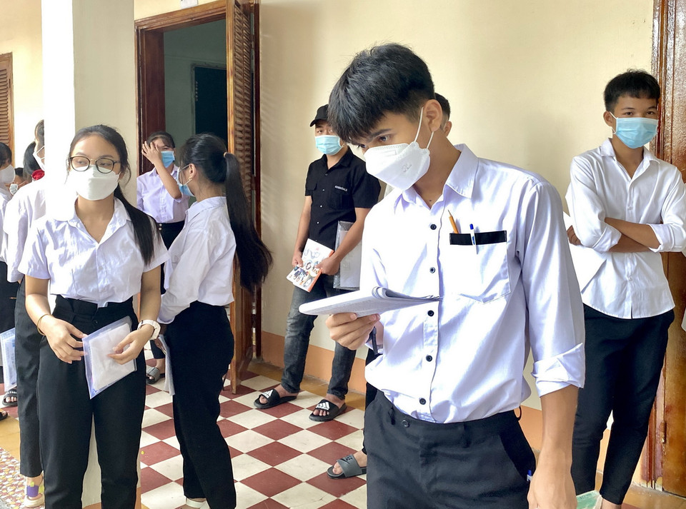  Các thí sinh ở Bình Định tranh thủ ôn lại kiến thức trước khi bước vào thi môn Ngữ văn. (Ảnh: Tường Quân/TTXVN)