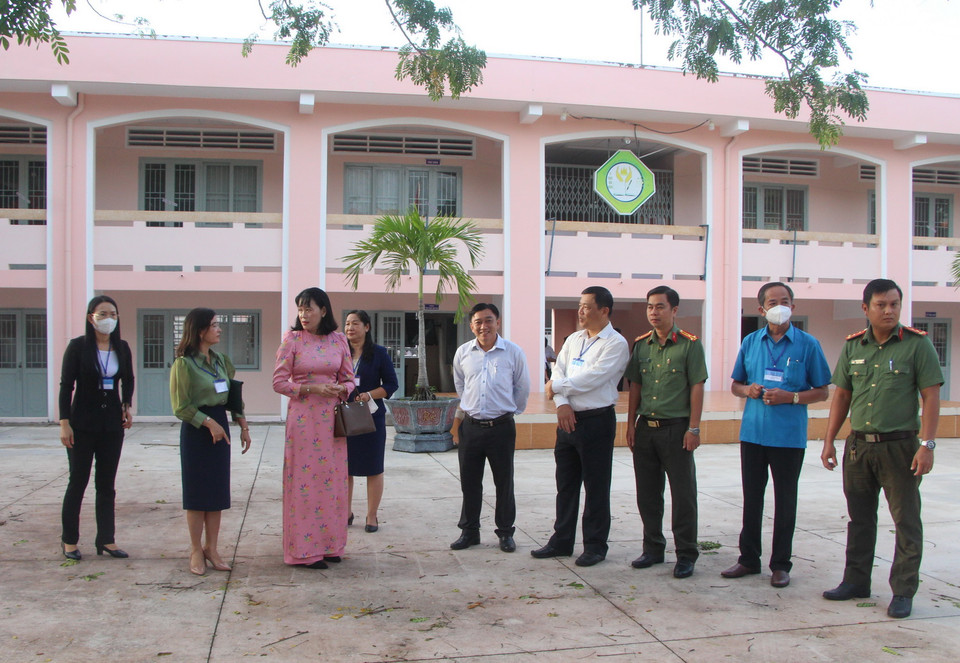  Đoàn kiểm tra công tác tổ chức thi tốt nghiệp tại điểm thi trường THPT Vị Thanh, thành phố Vị Thanh, tỉnh Hậu Giang. (Ảnh: Hồng Thái/TTXVN)