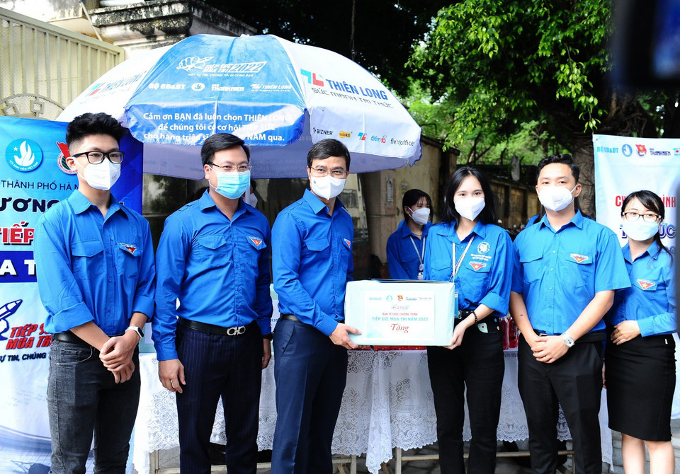  Bí thư Thường trực Trung ương Đoàn Bùi Quang Huy thăm hỏi và tặng quà cho tình nguyện viên tại điểm thi trường THPT Phạm Hồng Thái, phường Cống Vị, quận Ba Đình, thành phố Hà Nội. (Ảnh: Minh Đức/TTXVN)